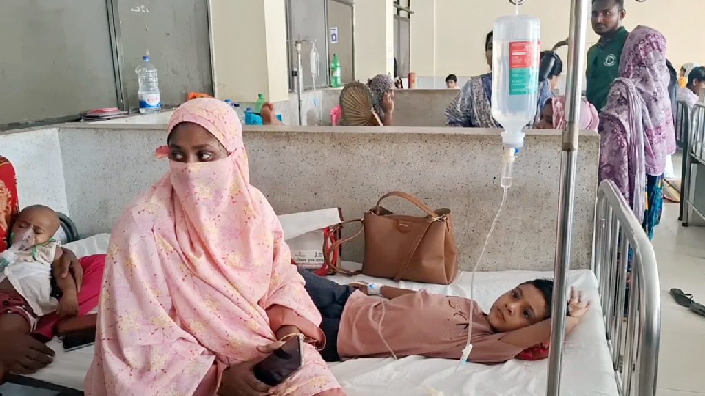 চাঁপাইনবাবগঞ্জে স্কুল ফিডিংয়ের খাবার খেয়ে ১৮ শিক্ষার্থী অসুস্থ, হাসপাতালে ভর্তি