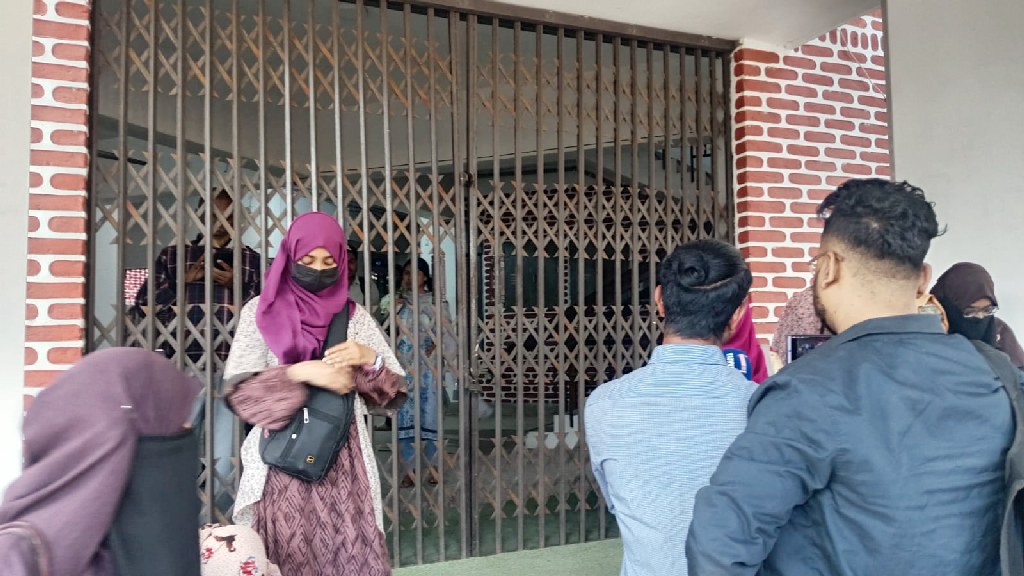 শাকসু নির্বাচনের দাবিতে এবার প্রশাসনিক ভবনে তালা