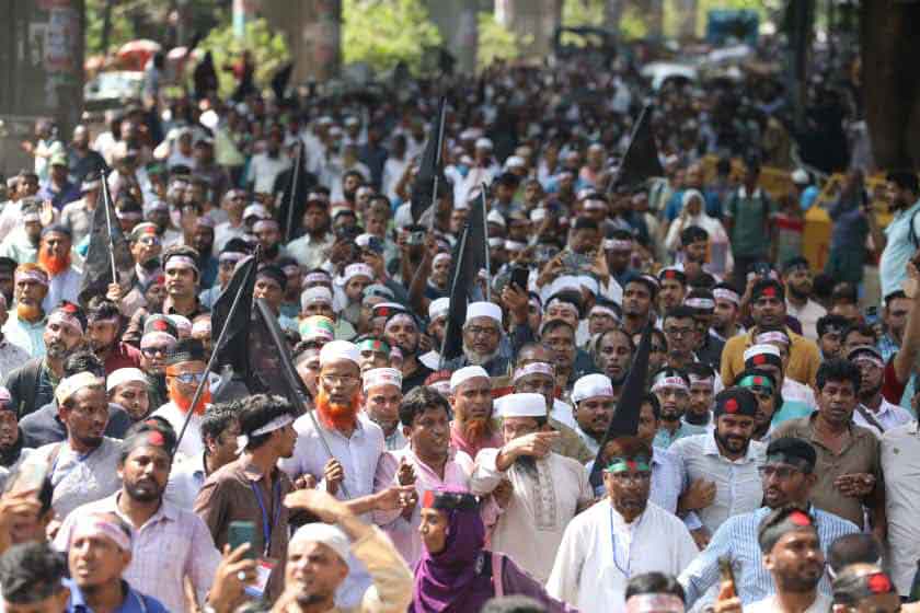 ‘কালো পতাকা মিছিল’ নিয়ে হাইকোর্টের সামনে এমপিওভুক্ত শিক্ষকেরা