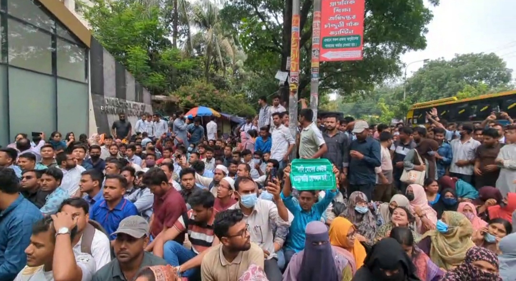 নিয়োগ ঝুলে থাকায় ক্ষোভ, প্রাথমিক শিক্ষা অধিদপ্তরের সামনে অবস্থান সুপারিশপ্রাপ্তদের