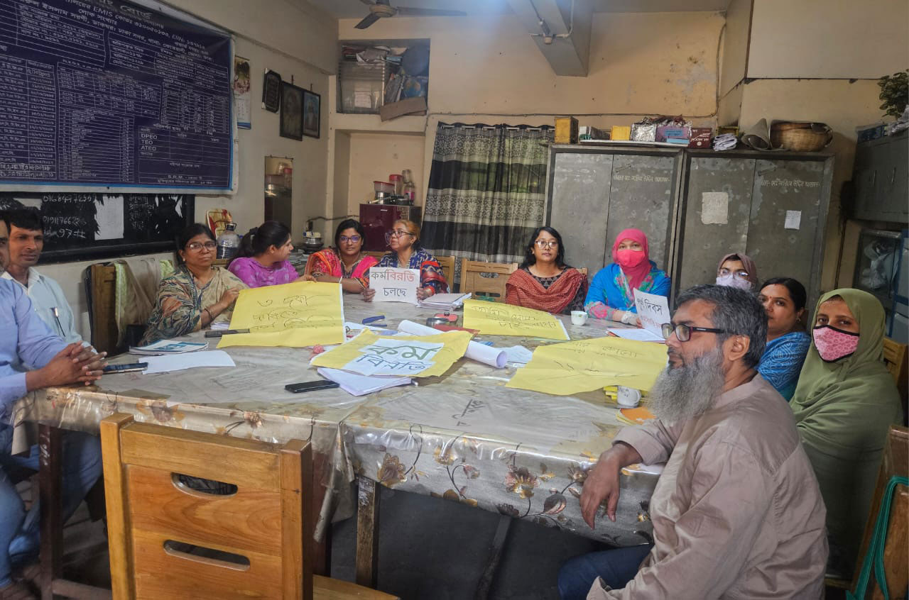 তিন দাবিতে কর্মবিরতিতে প্রাথমিকের সহকারী শিক্ষকেরা