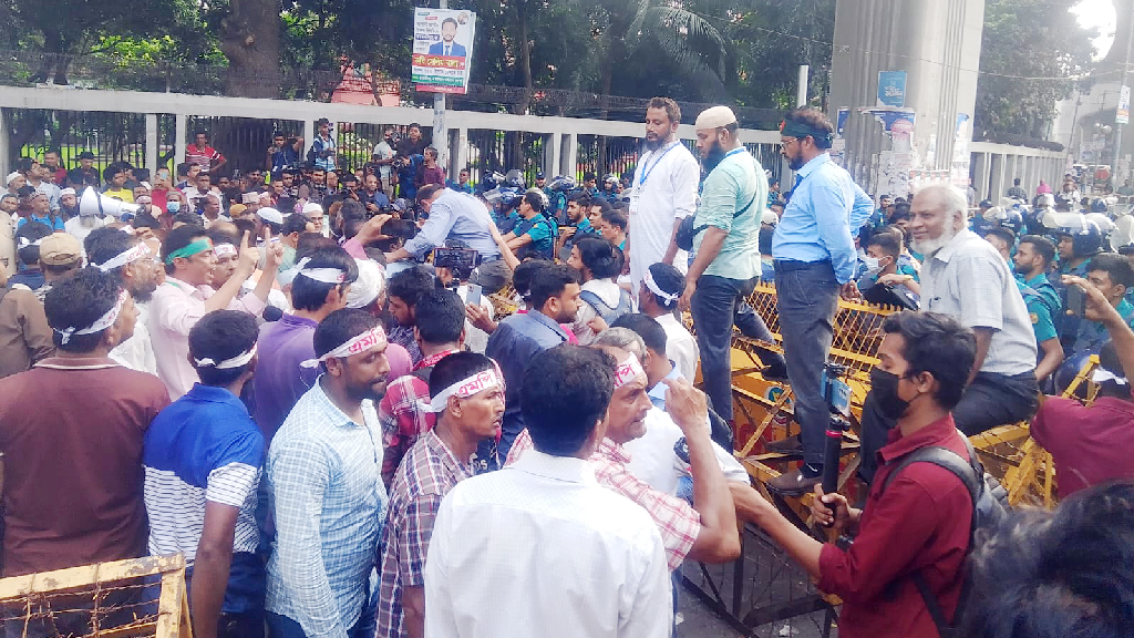 নন-এমপিওভুক্ত শিক্ষকদের যমুনা অভিমুখী মিছিলে পুলিশের বাধা