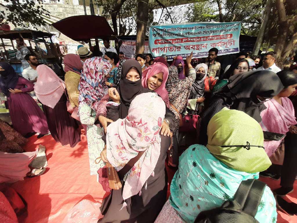 আন্দোলন প্রত্যাহার করে সানন্দে রাজধানী ছাড়ছেন প্রাথমিকের ৬৫৩১ শিক্ষক। ছবি: আজকের পত্রিকা