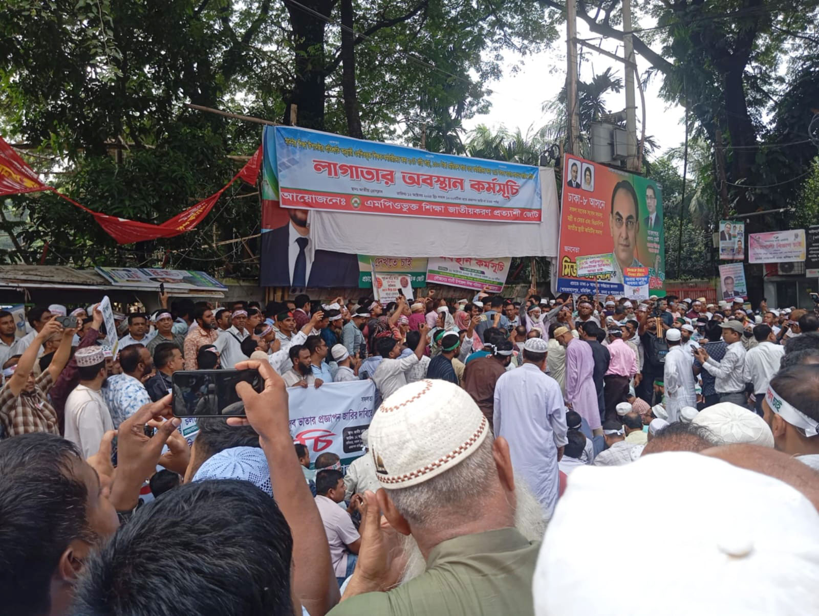 জাতীয় প্রেসক্লাবে শিক্ষকদের অবরোধ, ছত্রভঙ্গ করতে পুলিশের জলকামান-সাউন্ড গ্রেনেড