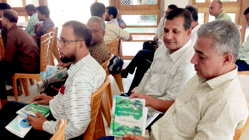 ইউএনওর লেখা কবিতার বই কিনে নিতে হলো শিক্ষকদের