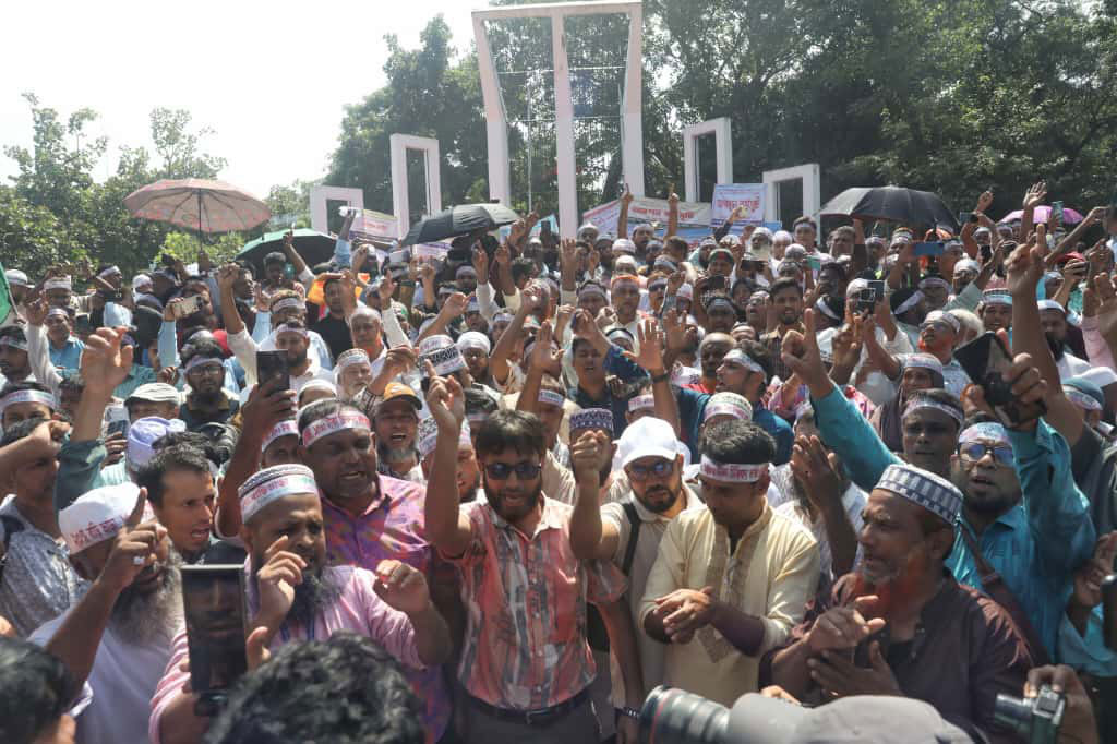 শিক্ষকদের সঙ্গে একাত্মতা বিএনপির, শহীদ মিনারে নেতারা