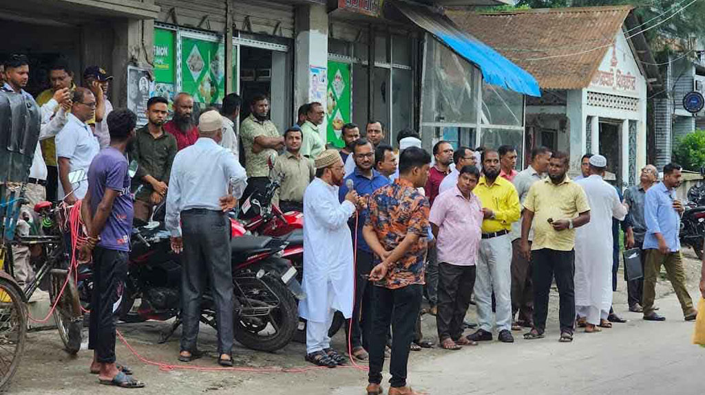 শিক্ষা অফিসের কর্মচারীর দুর্নীতির প্রতিবাদে শিক্ষকদের মানববন্ধন