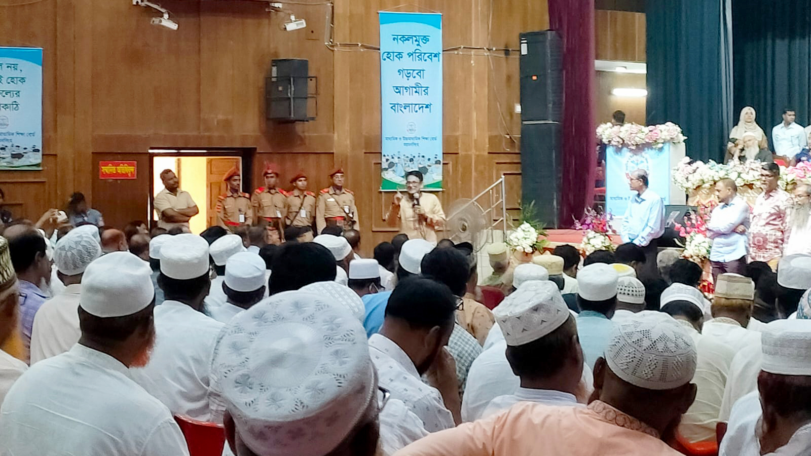 শিক্ষকদের জন্য আলাদা একটা পে-স্কেল গঠনের পক্ষে শিক্ষামন্ত্রী