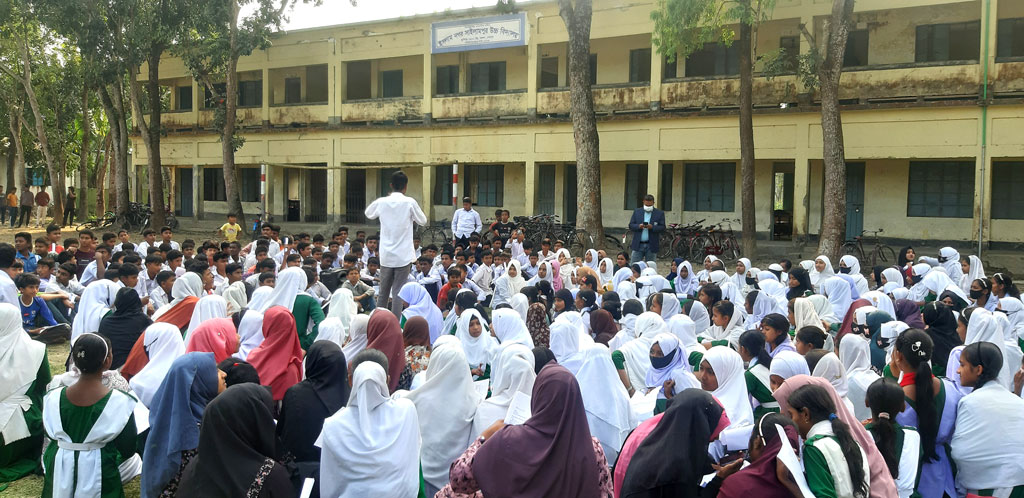 শেরপুরের নকলা উপজেলার ইসলামনগর সাইলামপুর উচ্চবিদ্যালয় ও কলেজে শিক্ষার্থীদের বিক্ষোভ। ছবি: আজকের পত্রিকা