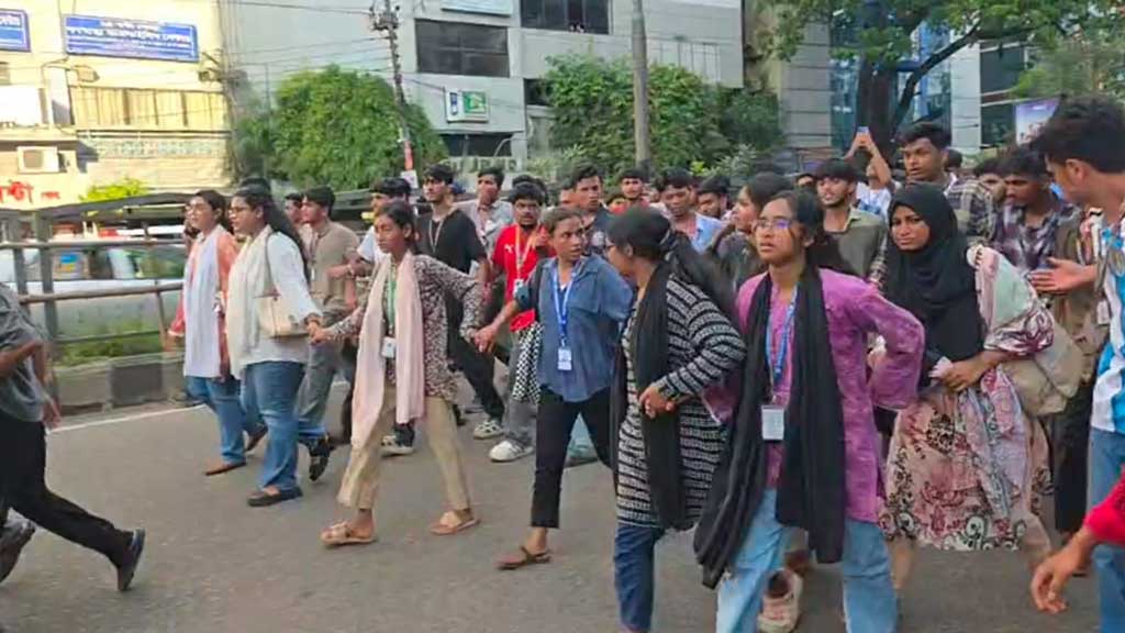 এবার সংসদ ভবনের দিকে যাত্রা করল আন্দোলনরত পরীক্ষার্থীরা