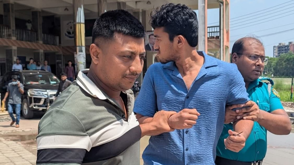 ববির ৪ কর্মচারীকে পিটিয়ে রক্তাক্ত করলেন অসদুপায়ের দায়ে বহিষ্কার শিক্ষার্থী