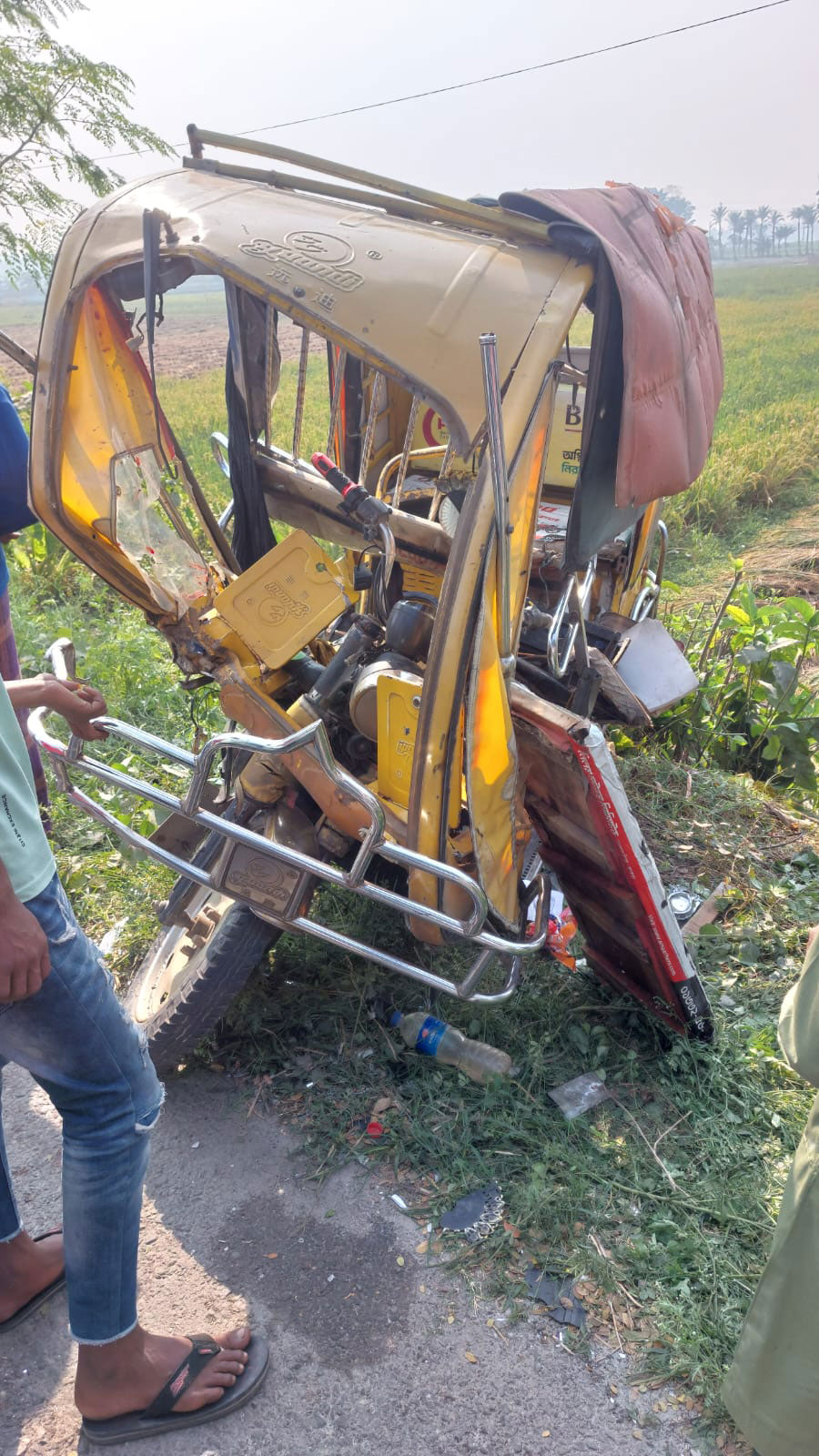 শিক্ষার্থীদের-বহনকারী-ব্যাটারি-চালিত-ইজিবাইক