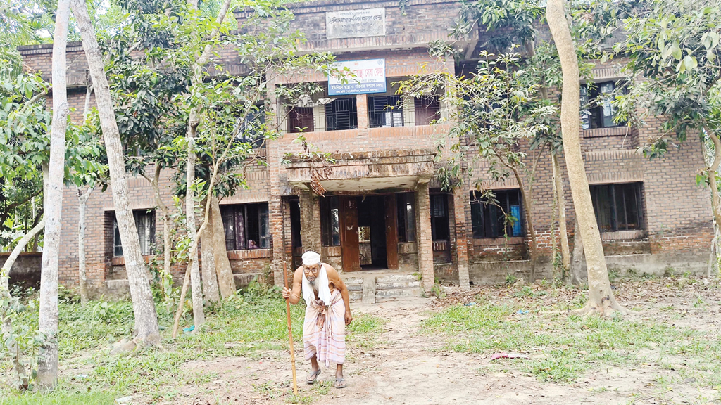 চাঁদপুরের ফরিদগঞ্জ: স্বাস্থ্যকেন্দ্রে জনবল নেই, সেবা বন্ধ