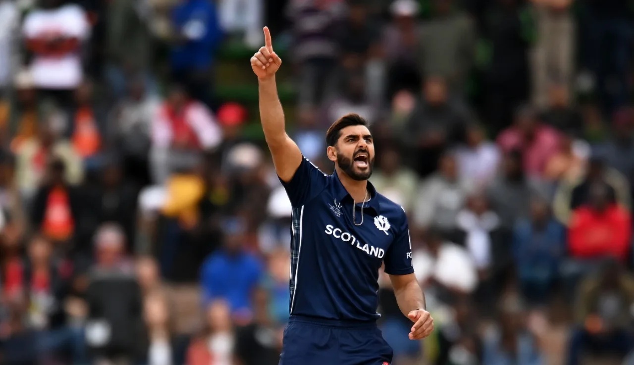 পাকিস্তানি বংশোদ্ভূত ক্রিকেটারের সমস্যার সমাধানে আইসিসির ‘গ্রিন সিগন্যালের’ অপেক্ষায় স্কটল্যান্ড