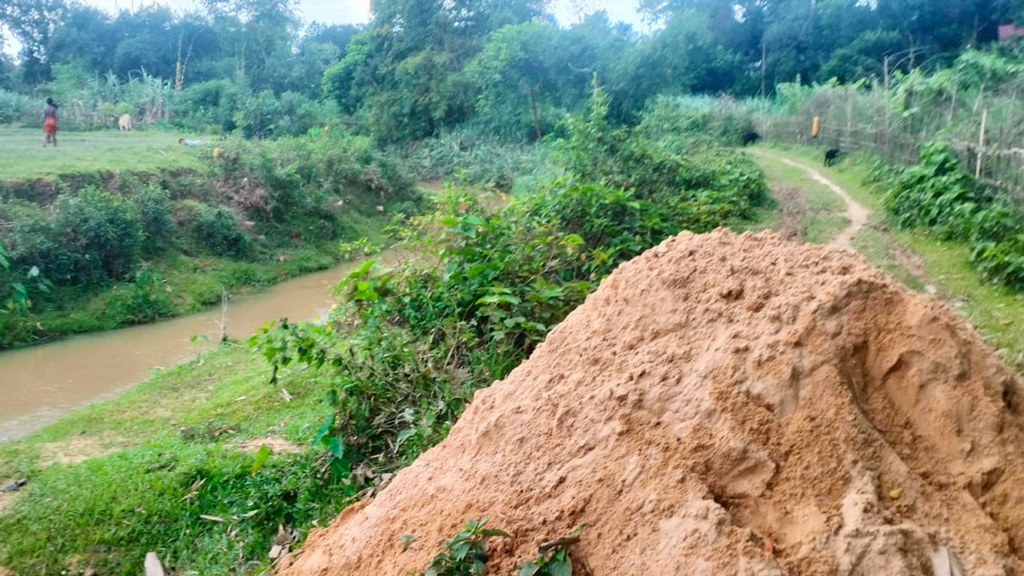 কমলগঞ্জে পাহাড়ি ছড়া থেকে সিলিকাবালু লোপাটের হিড়িক, মানা হচ্ছে না উচ্চ আদালতের রায়