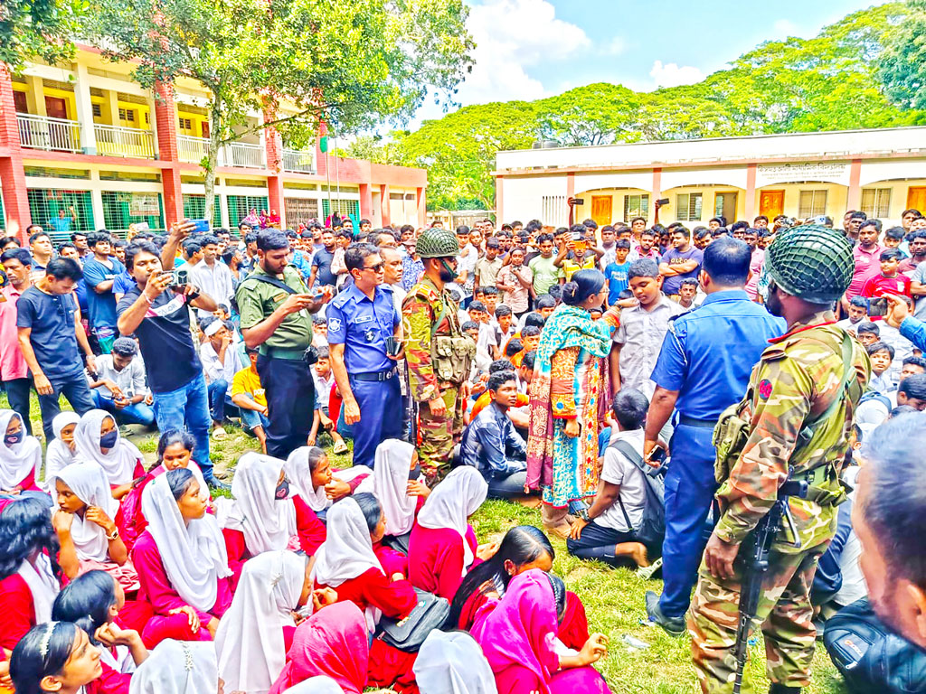 যৌন হয়রানির অভিযোগ: প্রধান শিক্ষকের অপসারণ দাবিতে উত্তাল বিদ্যালয়
