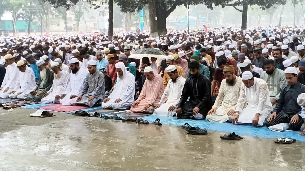 এক রাকাতের পরই মুষলধারে বৃষ্টি, তবু মাঠ ছাড়েননি শোলাকিয়ার মুসল্লিরা