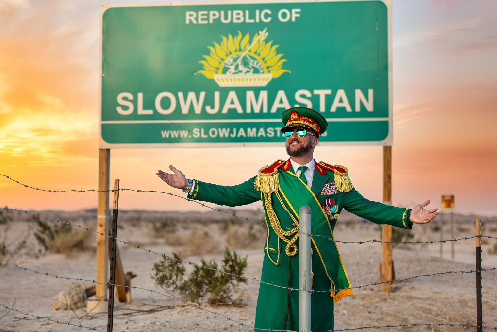 ‘স্লোজামাস্তান’: মরুর বুকে এক আজব দেশ, যার নাগরিক বাংলাদেশিরাও