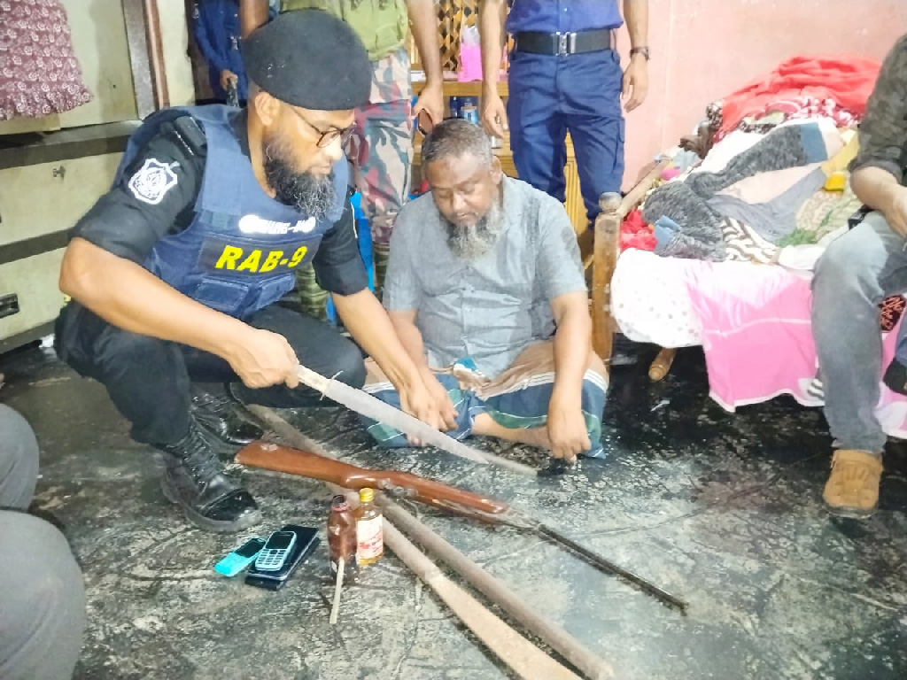 সিলেটে পাথর ব্যবসায়ীর বাড়িতে মিলল অস্ত্র ও মদ, আটক ৪
