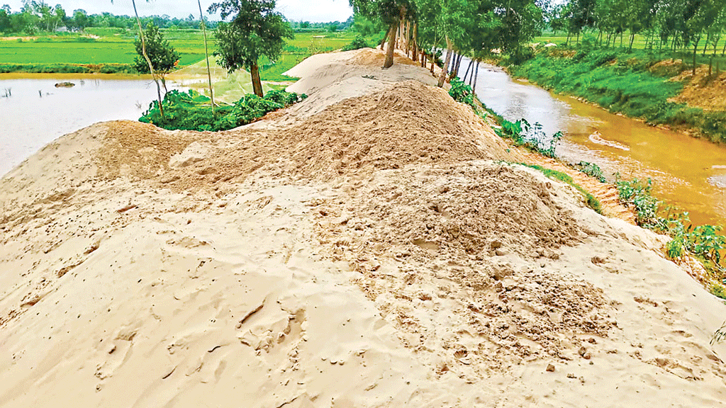 হবিগঞ্জে চলছে সিলিকা বালু তোলার মচ্ছব