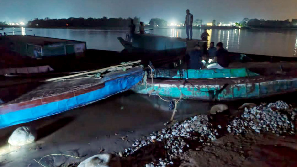 প্রশাসন নীরব, সাদাপাথর লুট করতে আসা ৪ নৌকা আটকাল স্থানীয়রা