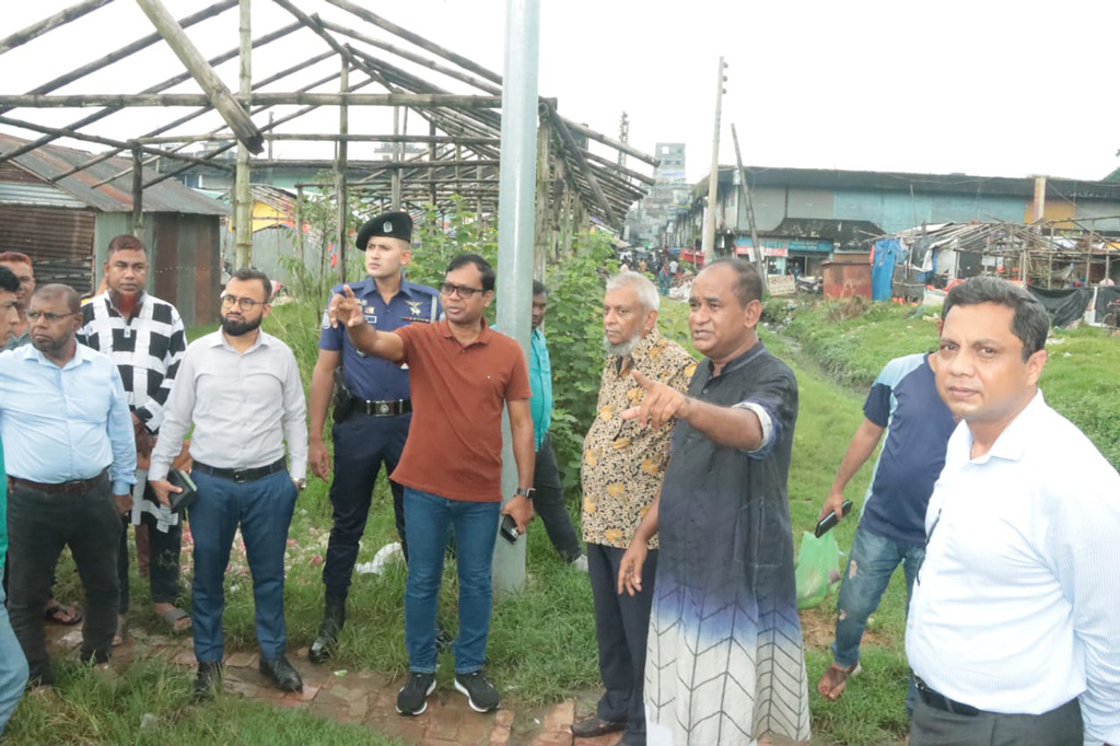 সিলেটে ফুটপাতের অবৈধ দখলদারদের উচ্ছেদে যৌথ অভিযান