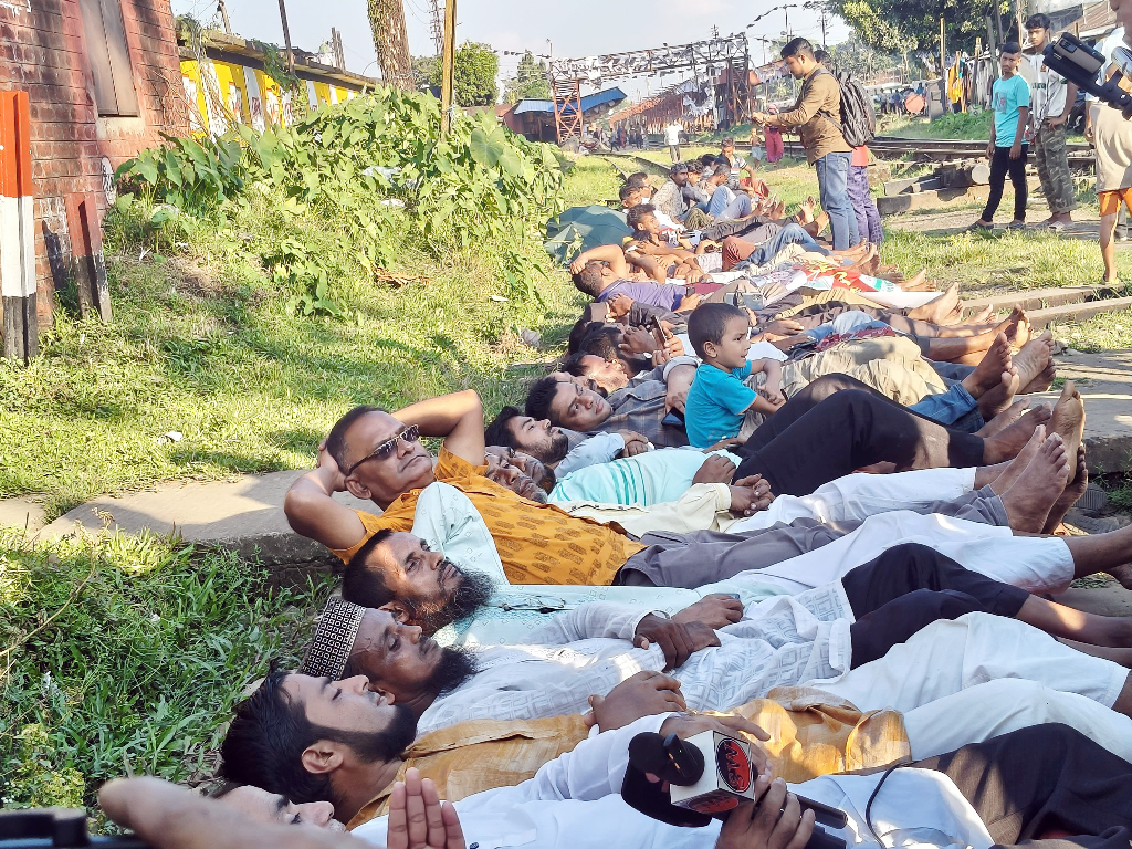 সিলেটে রেললাইনে শুয়ে ৩ দফা বাস্তবায়নের দাবি