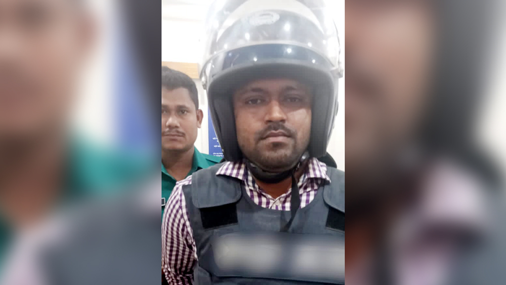 সিআইডি কর্মকর্তাকে ছুরিকাঘাত: ‘ছাত্রলীগ নেতা’ গ্রেপ্তার, ধারালো অস্ত্র উদ্ধার