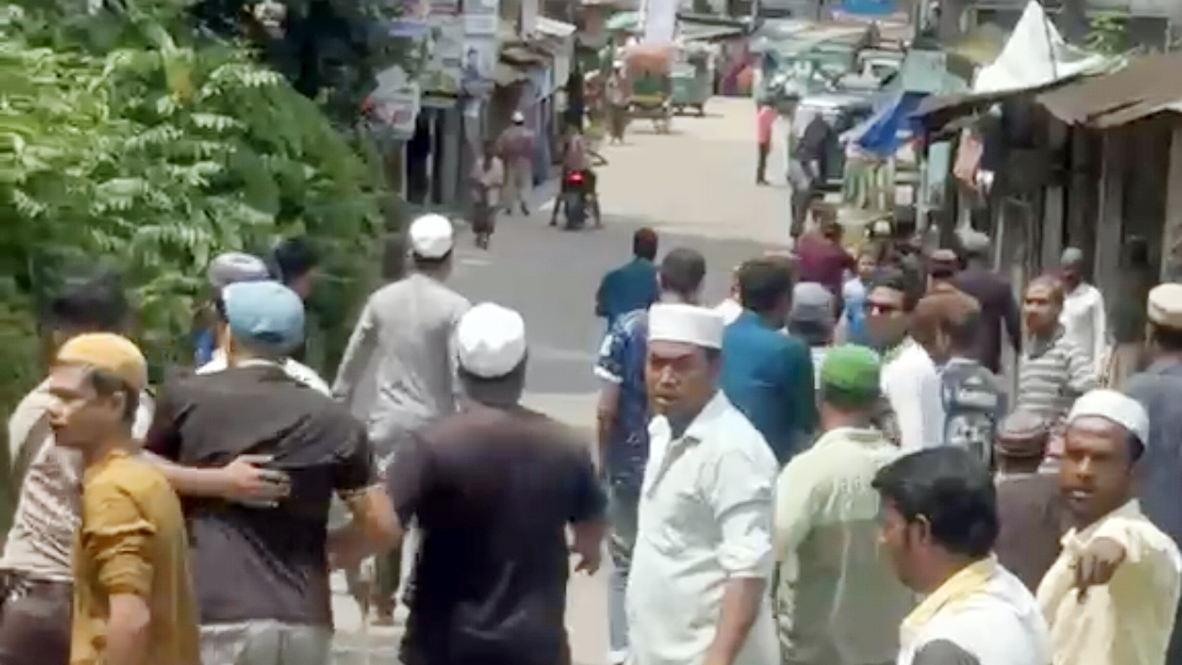 সিলেটে মাজারের ওয়াক্ফ এস্টেটের নিয়ন্ত্রণ নিয়ে সংঘর্ষ, ওসিসহ আহত ৩০