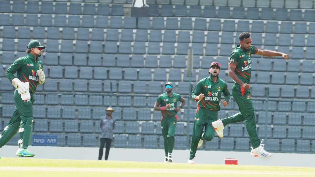 বাংলাদেশের বিপক্ষে কোনোরকমে সেঞ্চুরি পেরোলেও ১৫০ হয়নি নিউজিল্যান্ডের