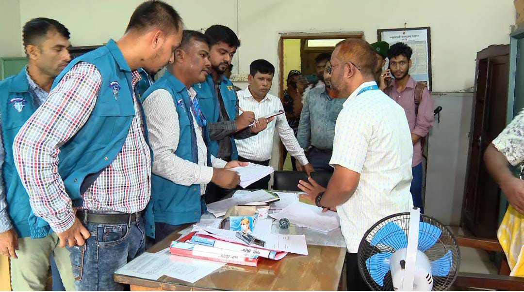 সরকারি ওষুধ বাইরে বিক্রিসহ ধরা পড়ল ৭ ধরনের অনিয়ম