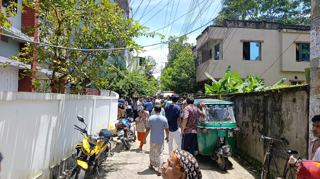 সিলেটে বাসায় স্বামী-স্ত্রীসহ ৩ জনের গলা কাটা মরদেহ