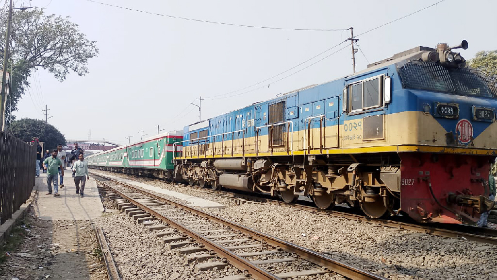 সাড়ে ১১ ঘণ্টা পর ঢাকা-সিলেট-চট্টগ্রাম রুটে ট্রেন চলাচল স্বাভাবিক, তদন্ত কমিটি গঠন