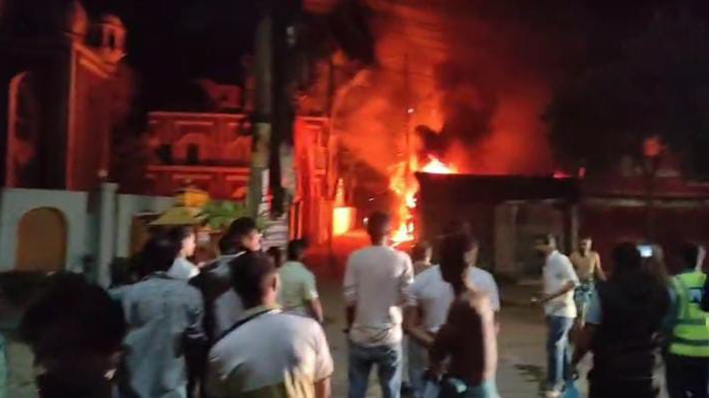 সিলেটে মধ্যরাতে গাড়ির গ্যারেজে আগুন