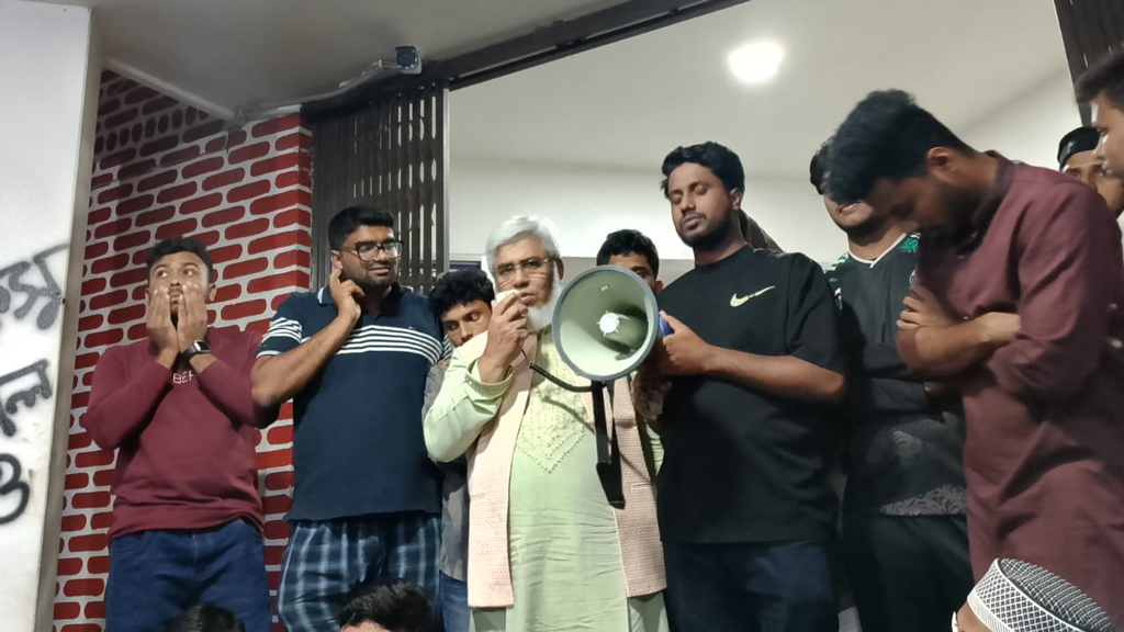 শাকসু নির্বাচন: ১২ ডিসেম্বরের মধ্যেই ভোট চান শিক্ষার্থীরা, উপ-উপাচার্যের আশ্বাস