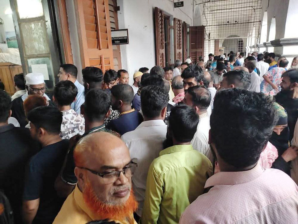 বিএনপি নেত্রী শামার গাড়ি ভাঙচুর, আ.লীগের ১৮ নেতা–কর্মী কারাগারে
