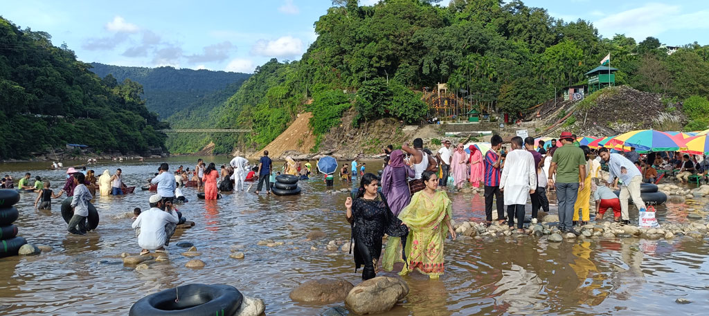 শারদীয় দুর্গোৎসবের ছুটিতে জাফলংয়ে পর্যটকের ভিড়