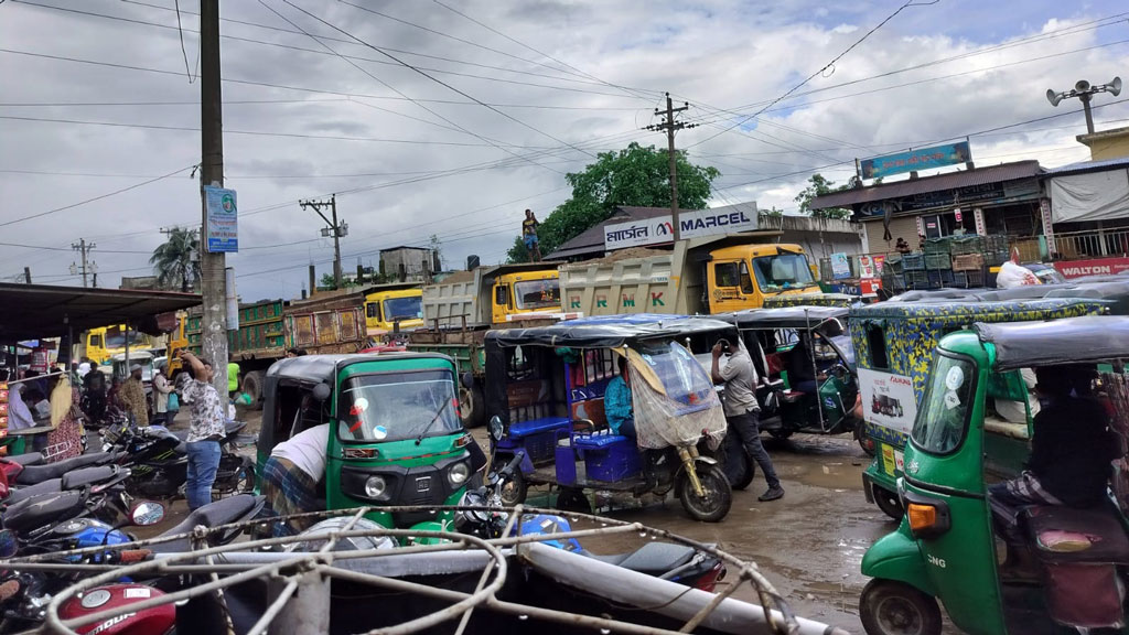 অটোরিকশা-বালুবাহী ট্রাকচালকদের মারামারির জেরে সড়ক অবরোধ