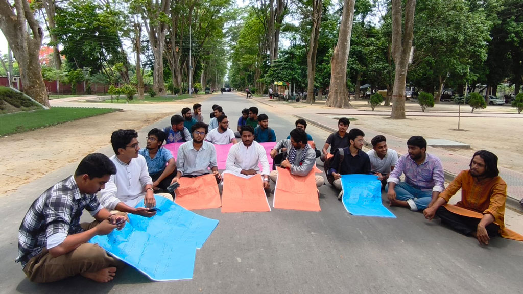 রাকসুর নির্বাচনের তফসিল ও পূর্ণাঙ্গ আবাসিকতার দাবিতে ছাত্রসমাবেশ