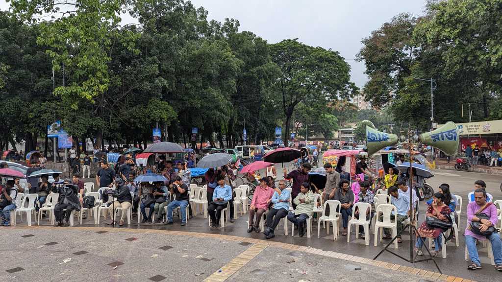 টিএসসির রাজু ভাস্কর্যের সামনে নাগরিক সংহতি সমাবেশে বক্তব্য দেন অধ্যাপক আনু মুহাম্মদ। ছবি: জাহিদুল ইসলাম