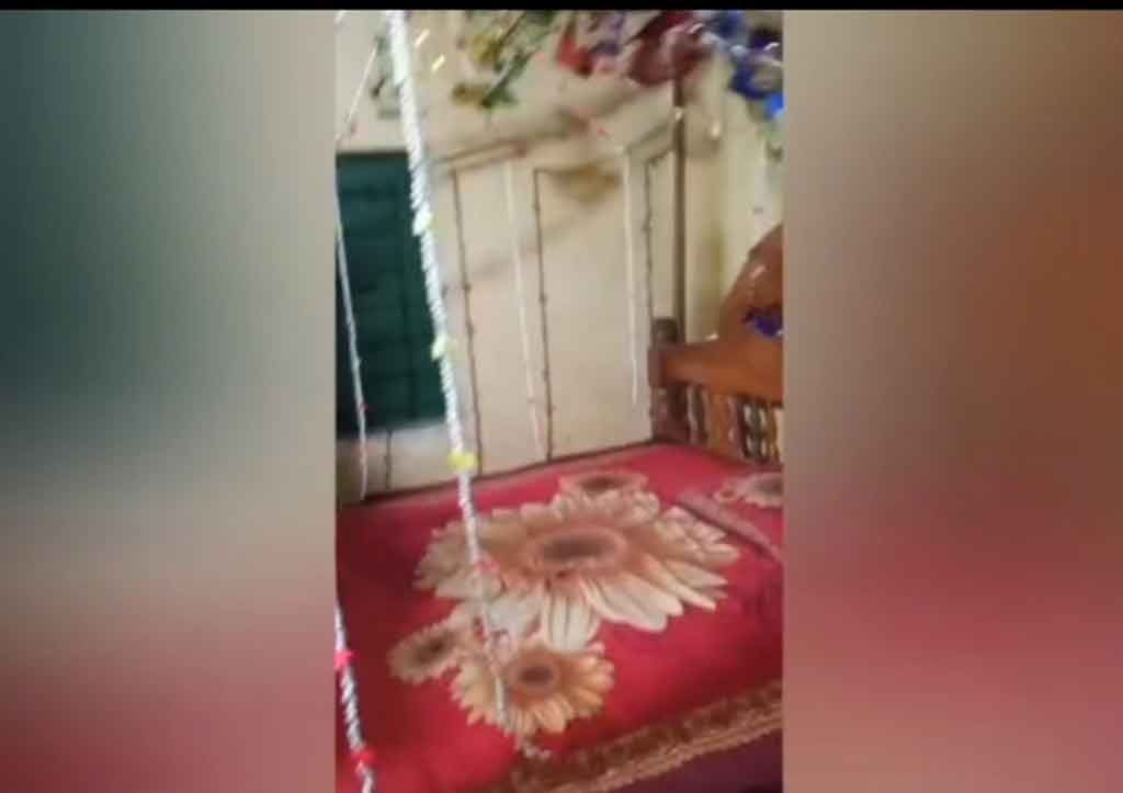 ‘বাসর’ সাজিয়ে দুই তরুণীর রাতযাপন