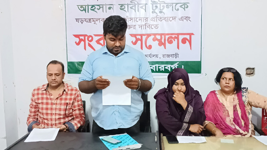 ইয়াবা দিয়ে ফাঁসানোর অভিযোগ, সাংবাদিক টুটুলের মুক্তির দাবিতে পরিবারের সংবাদ সম্মেলন