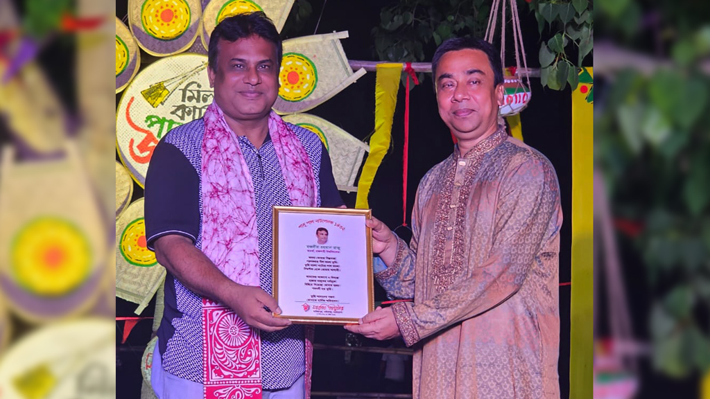 ‘পানু পাল নাট্যপদক’ পেলেন ‘আনর্ত’ সম্পাদক রহমান রাজু