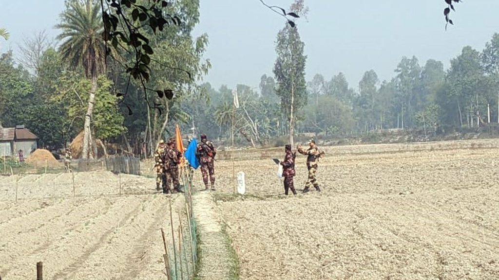 কুড়িগ্রাম সীমান্ত ঘেঁষে বিএসএফের পাকা রাস্তা নির্মাণচেষ্টা, বিজিবির আপত্তিতে স্থগিত