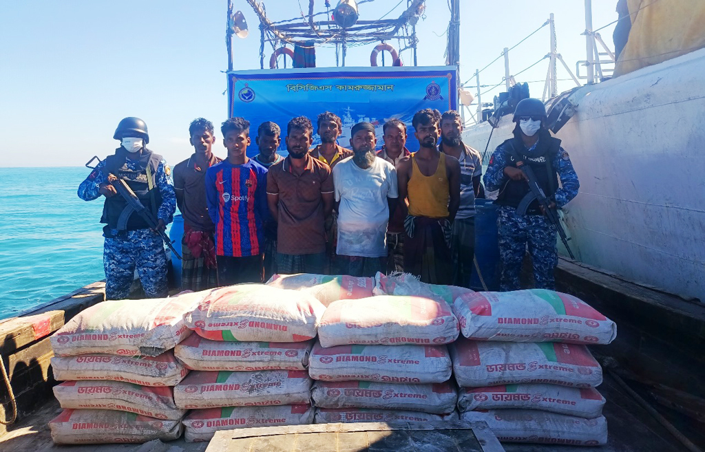 মিয়ানমারে পাচারের সময় ৪৫০ বস্তা সিমেন্টসহ আটক ৯