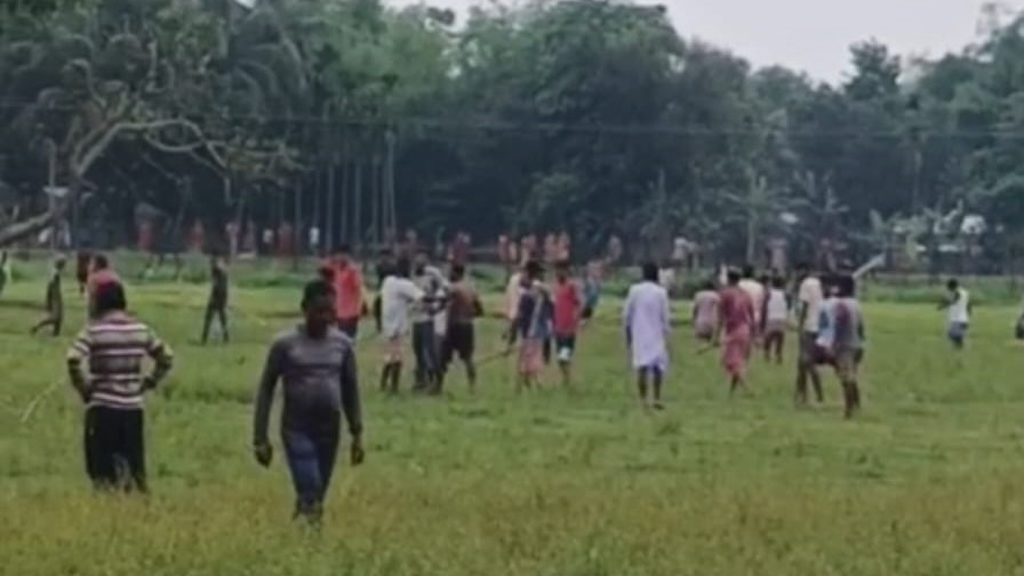 সীমান্তে ঘাস কাটা নিয়ে ভারতীয়-বাংলাদেশিদের মধ্যে তর্কাতর্কি, উত্তেজনা