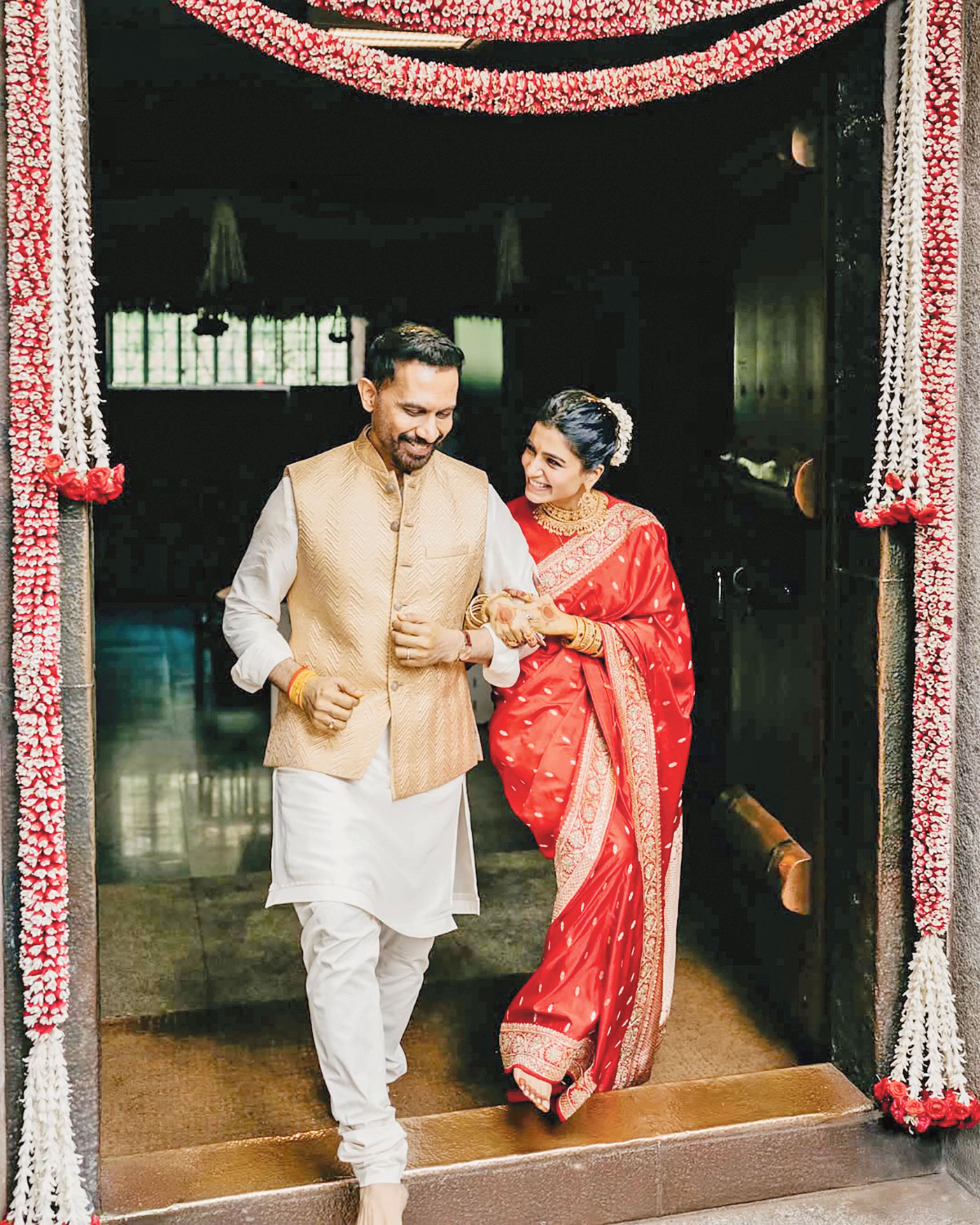 বিয়ের সাজে রাজ নিধিমোরু ও সামান্থা রুথ প্রভু। ছবি: সংগৃহীত