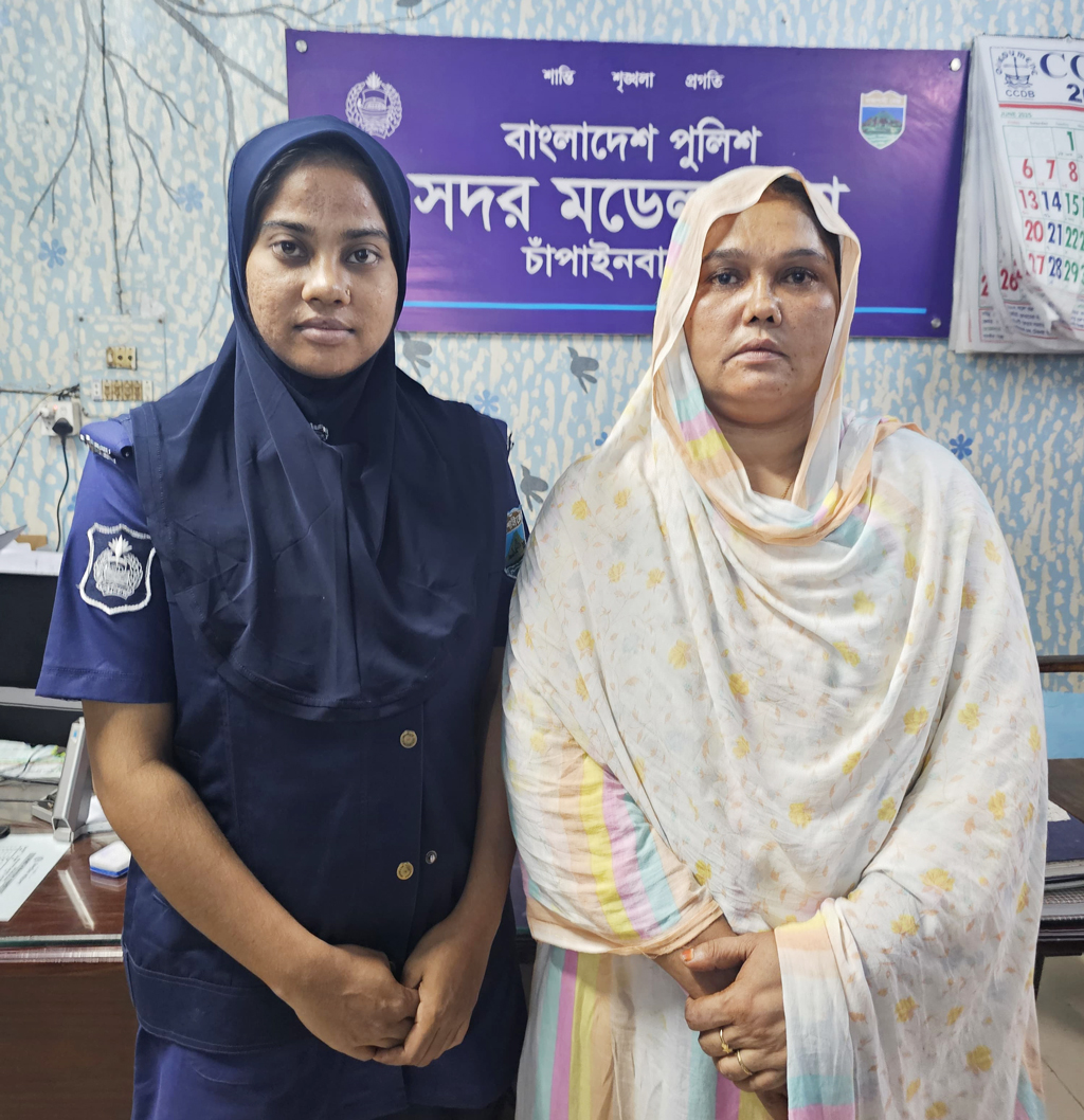 পুলিশের হাতে আটক রাজিয়া সুলতানা শম্পা। ছবি: আজকের পত্রিকা