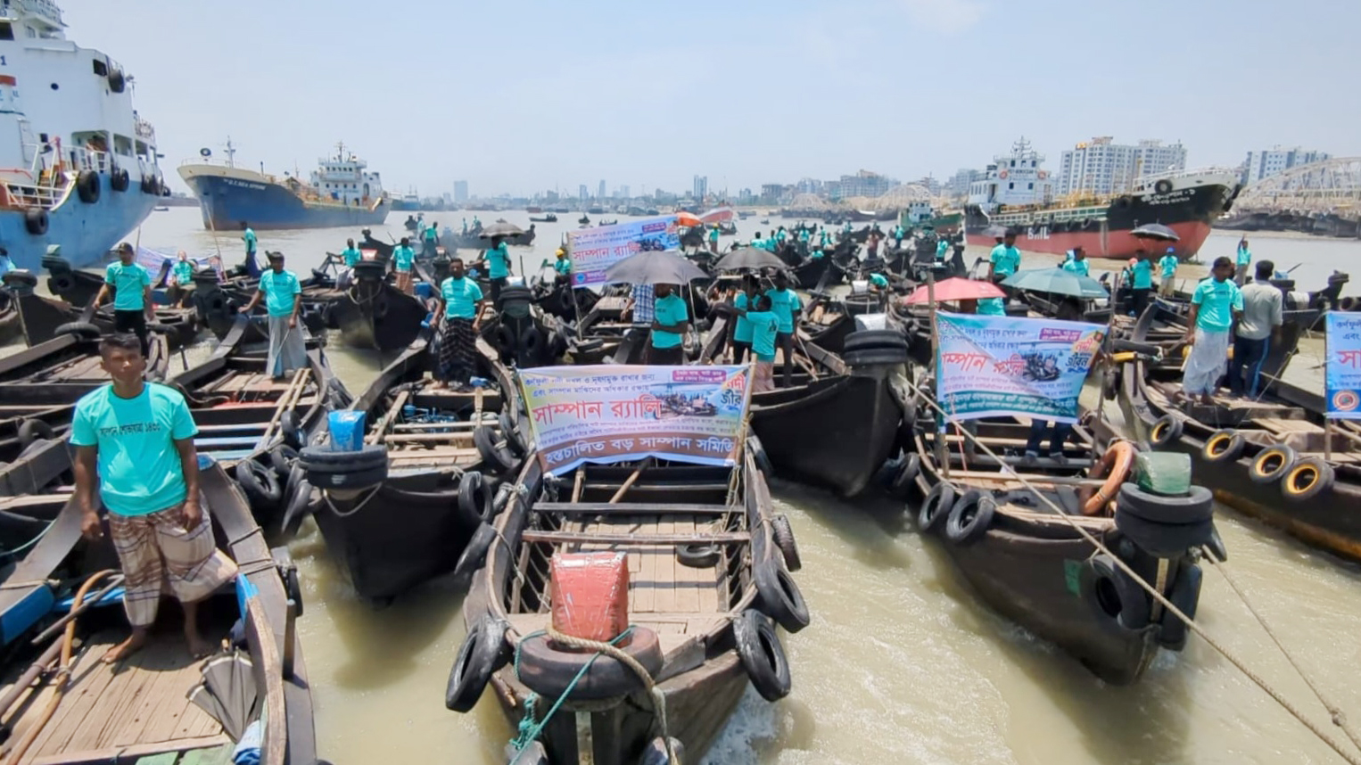 কর্ণফুলী দখল-দূষণের প্রতিবাদে তিন শতাধিক সাম্পানের শোভাযাত্রা
