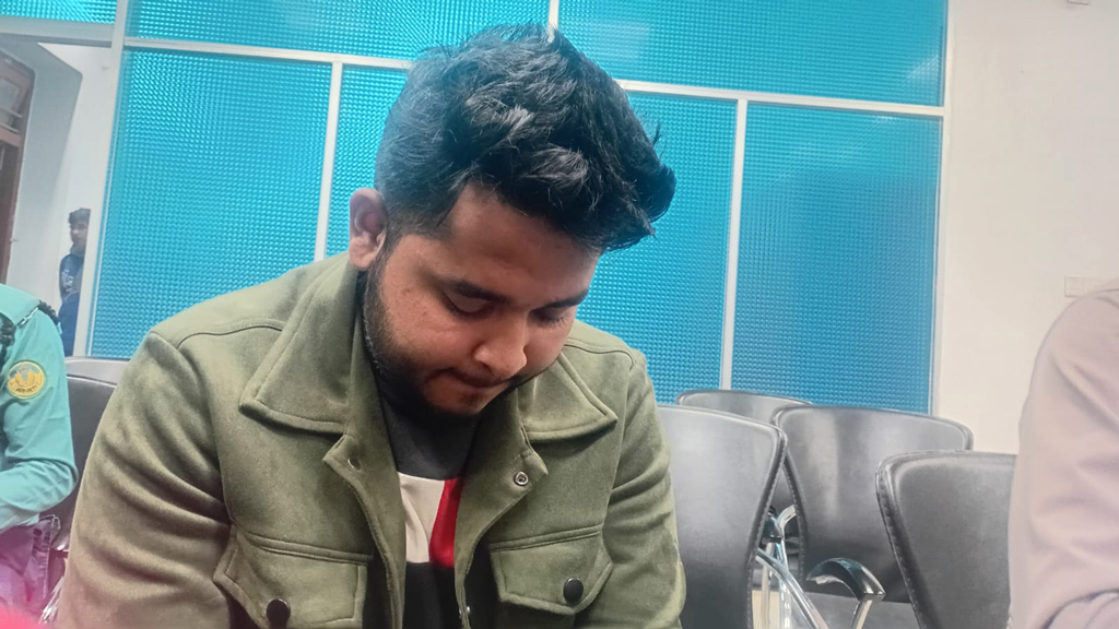 ভর্তি পরীক্ষায় বসে বাবাকে প্রশ্নপত্রের ছবি পাঠাতে গিয়ে ধরা